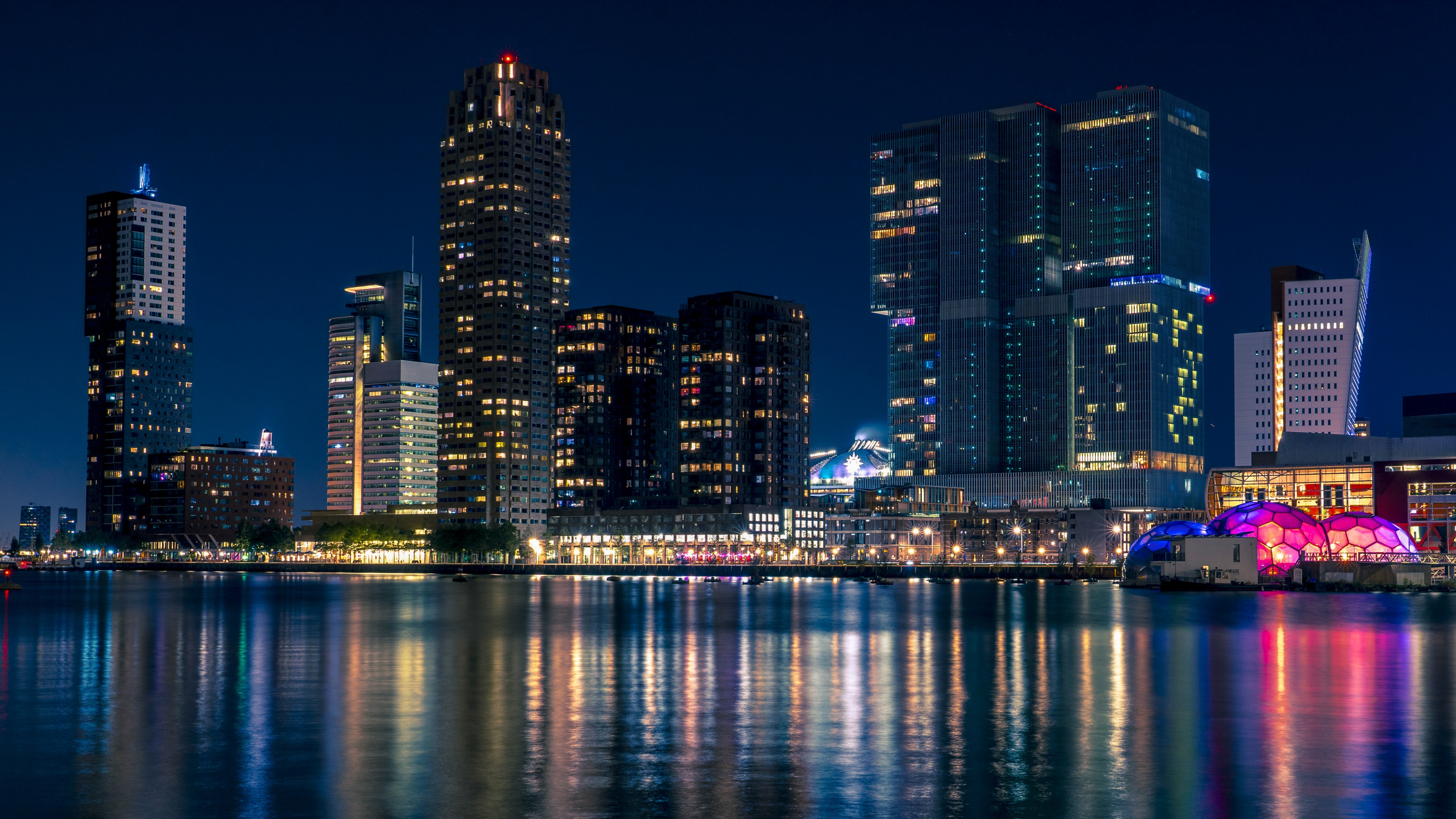 Skyline van Rotterdam bij nacht